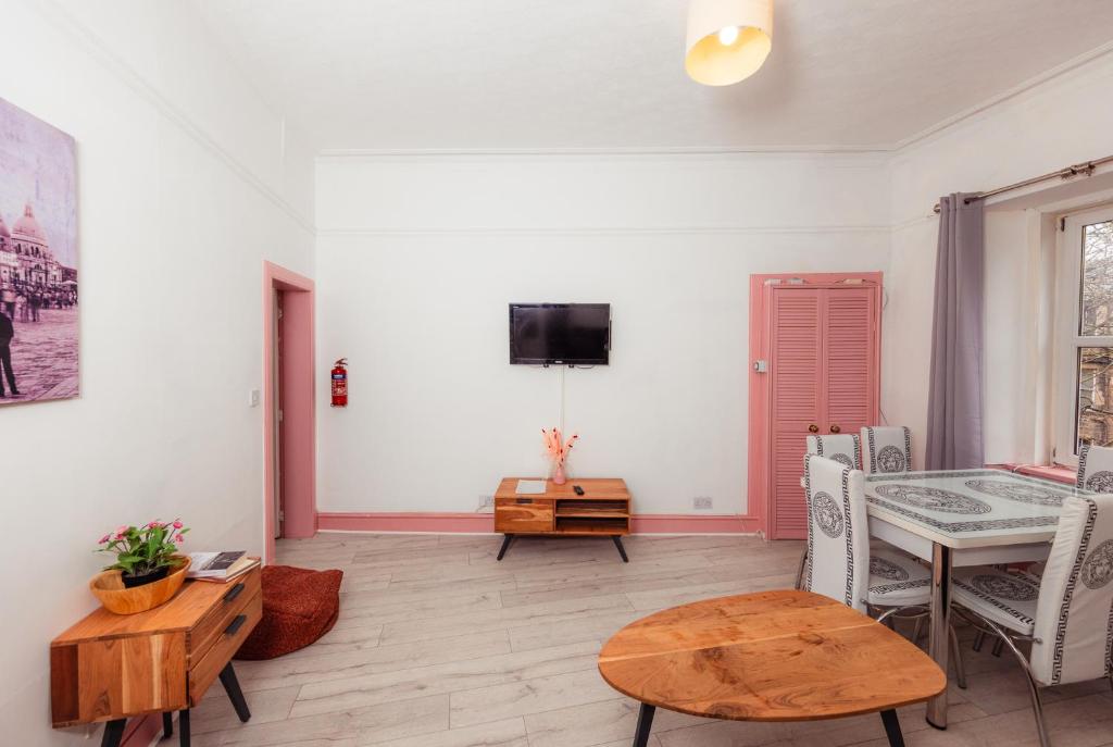 een woonkamer met een tafel en een eetkamer bij Warm&Welcoming City Centre Apartments by Meadows 11 in Edinburgh