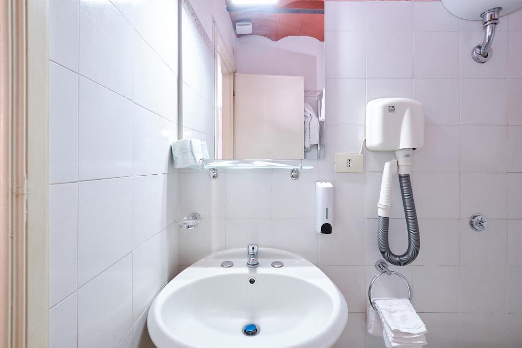 Koupelna v ubytování Albergo Della Posta