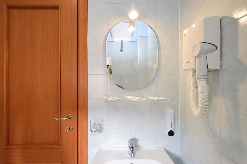 Koupelna v ubytování Albergo Della Posta