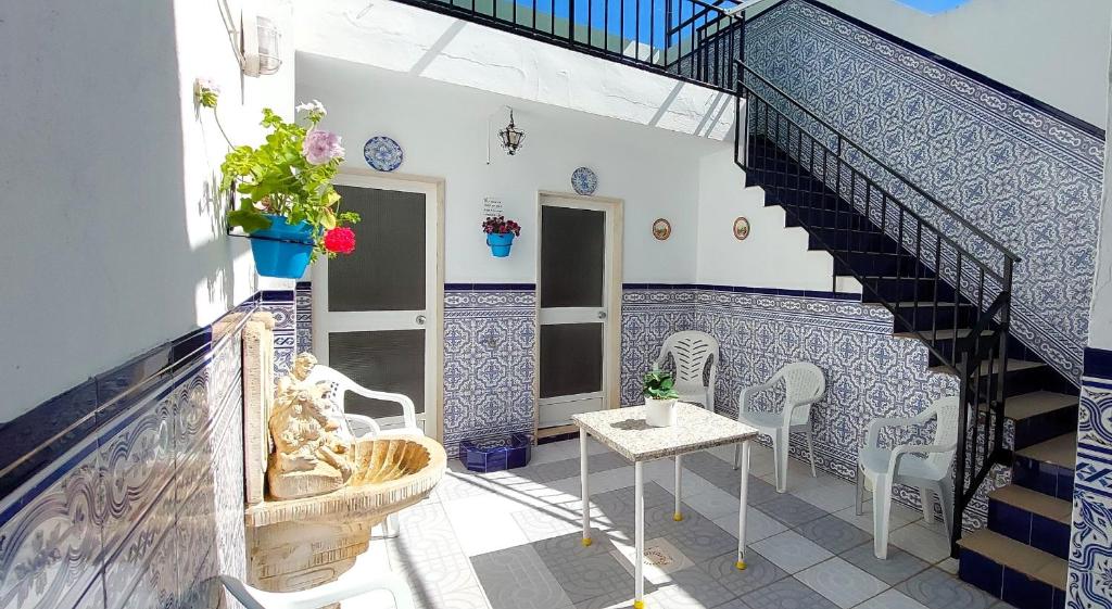 d'un balcon avec une table, des chaises et un escalier. dans l'établissement Casa típica Andaluza El Lucero, à Rute