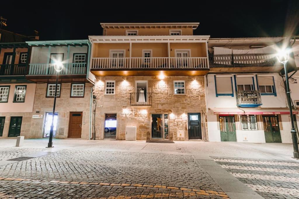 una calle vacía por la noche con un edificio en Alojamento Porta14.3, en Chaves