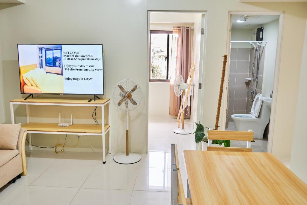 TV a/nebo společenská místnost v ubytování QFandZ Baguio Homestay at BRENTHILL Condominium