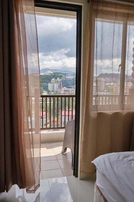 Postel nebo postele na pokoji v ubytování QFandZ Baguio Homestay at BRENTHILL Condominium