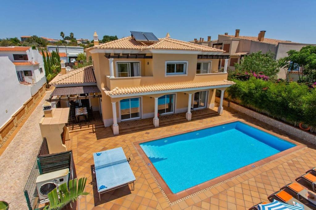 een luchtzicht op een huis met een zwembad bij Villa Helene Norvilla - Luxury villa walkable to shops, restaurants, heated pool, close to Gale beach in Guia