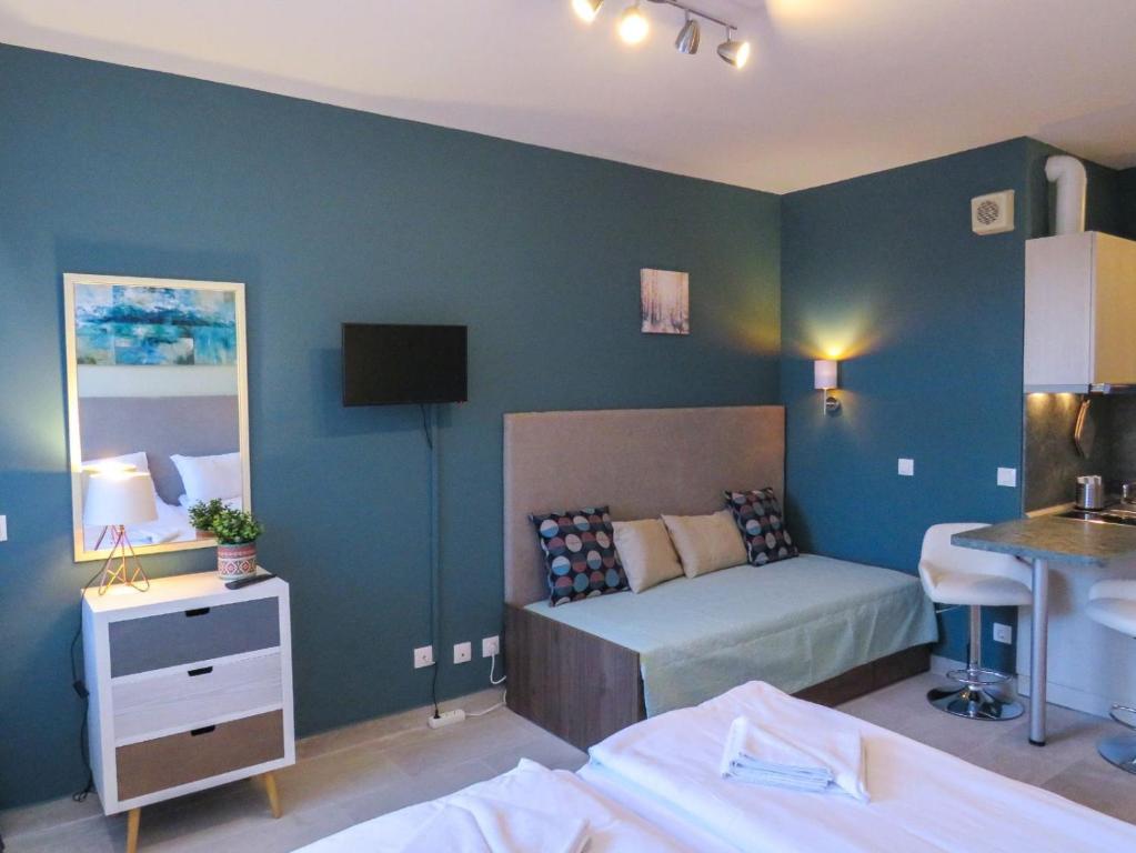 ein Schlafzimmer mit einem Sofa und einem Bett in einem Zimmer in der Unterkunft NEAT STUDIO in "FLORA" HOTEL in Borowez
