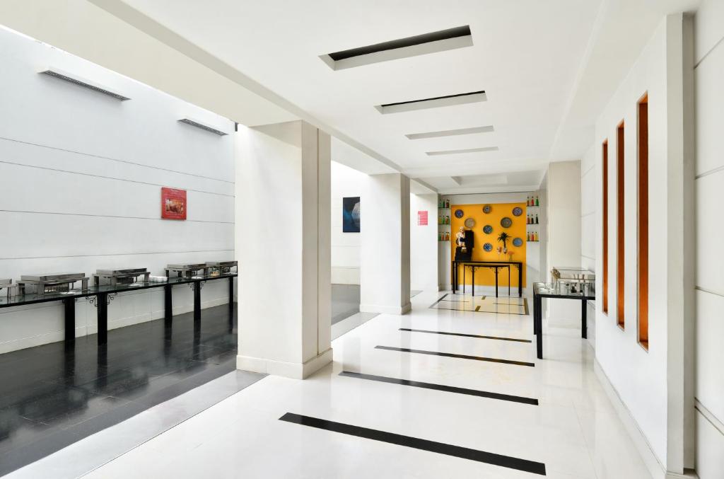 Kuchyň nebo kuchyňský kout v ubytování Ramada By Wyndham Jaipur