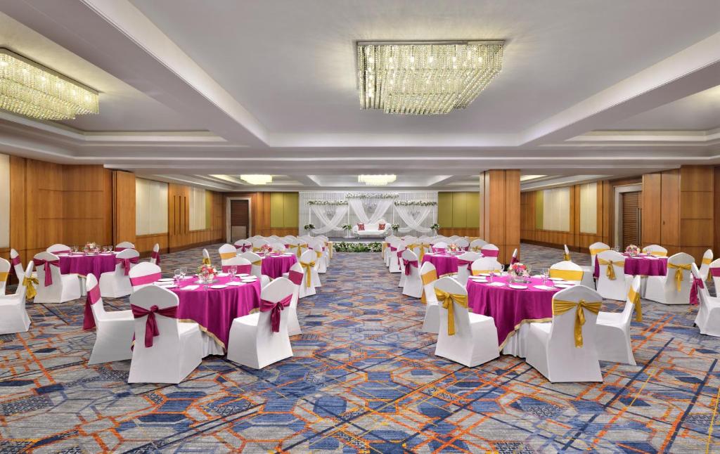 Restaurace v ubytování Ramada By Wyndham Jaipur