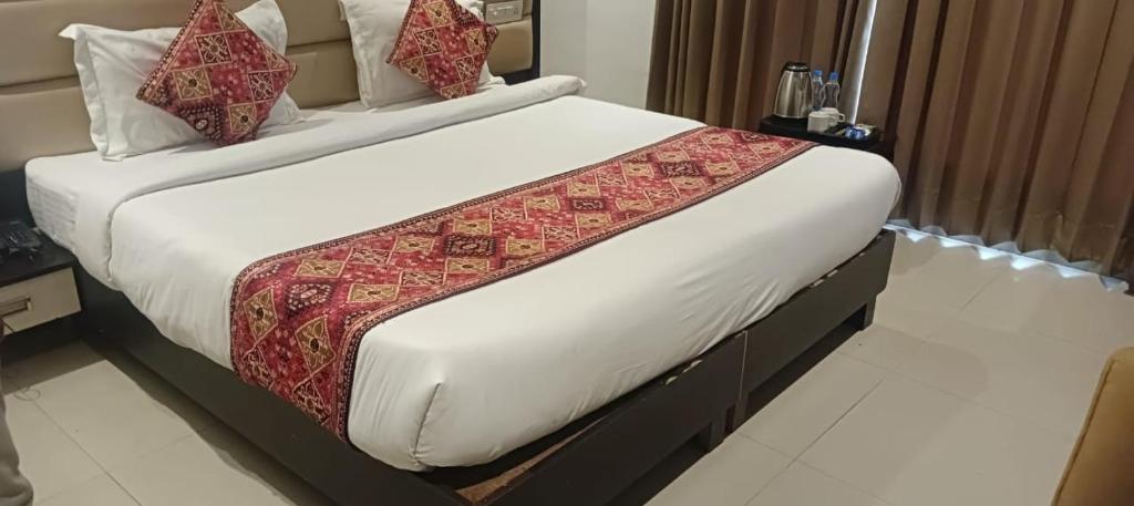 1 dormitorio con 1 cama grande con manta roja en INN AVI HOTEL 100 Meter from Golden Temple en Amritsar