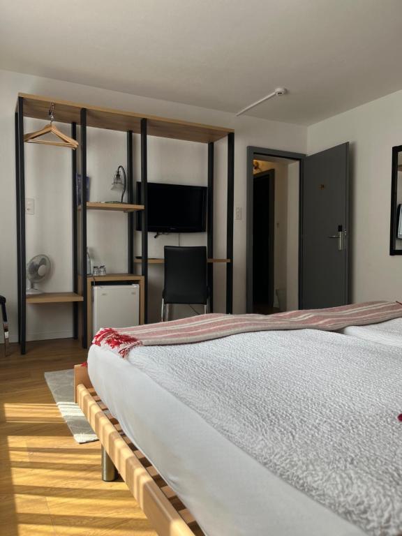 Postel nebo postele na pokoji v ubytování Hotel Europe Brig