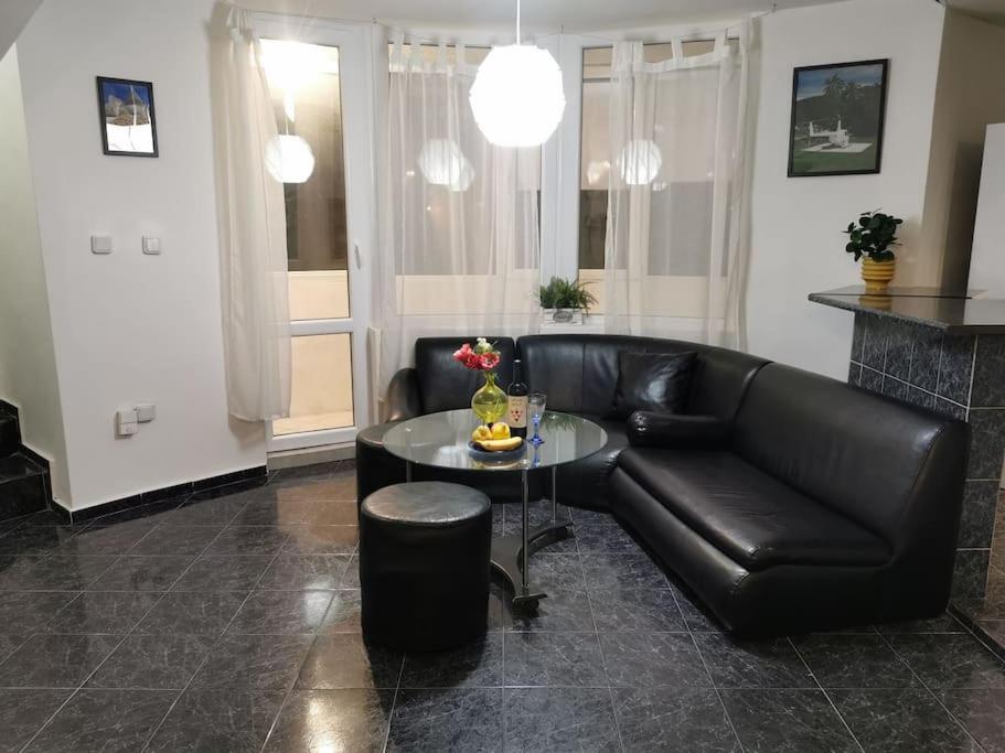 Beautiful 2 bedroom Penthouse with free parking