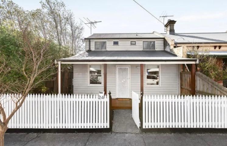 Biały dom z białym płotem przed nim w obiekcie Preston Accommodation- beautiful quiet room w Melbourne
