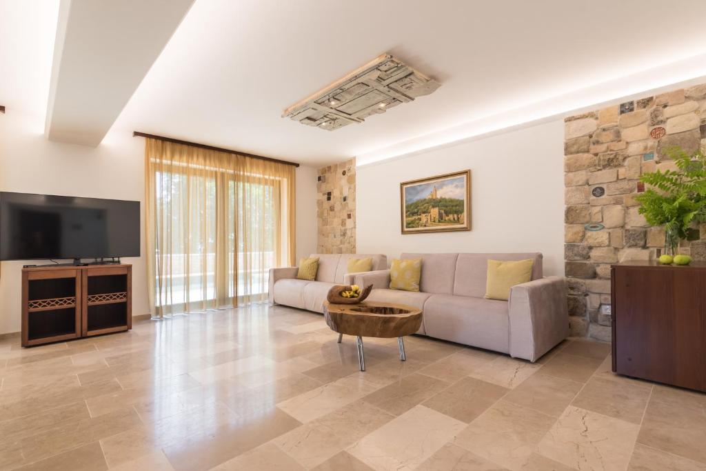TV a/nebo společenská místnost v ubytování Balkida Residence - Balchik Villas