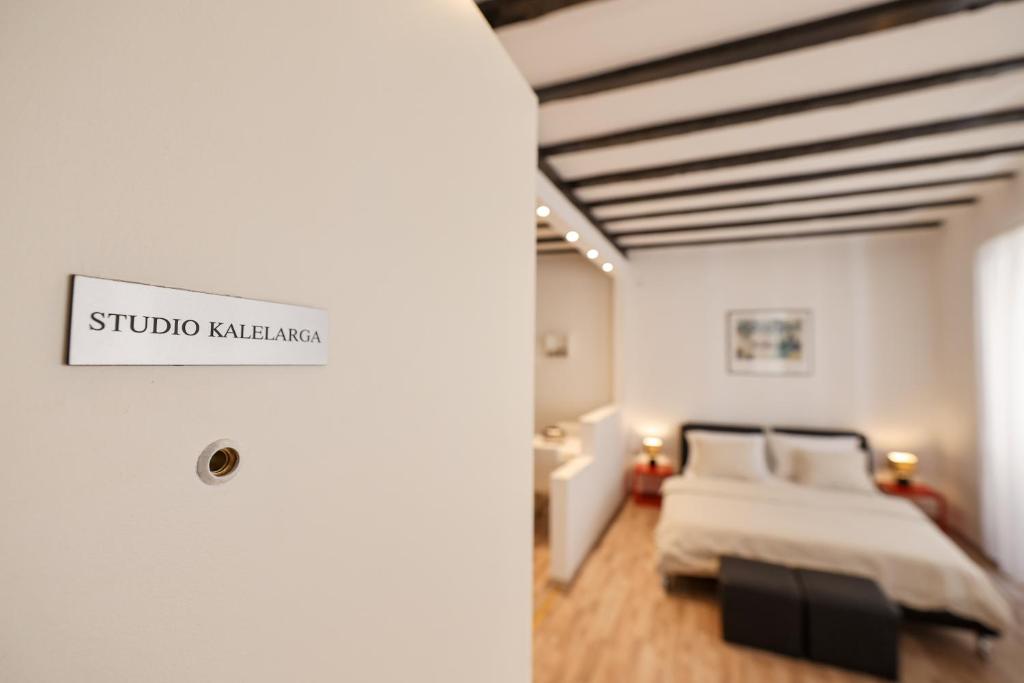Posteľ alebo postele v izbe v ubytovaní Studio Kalelarga