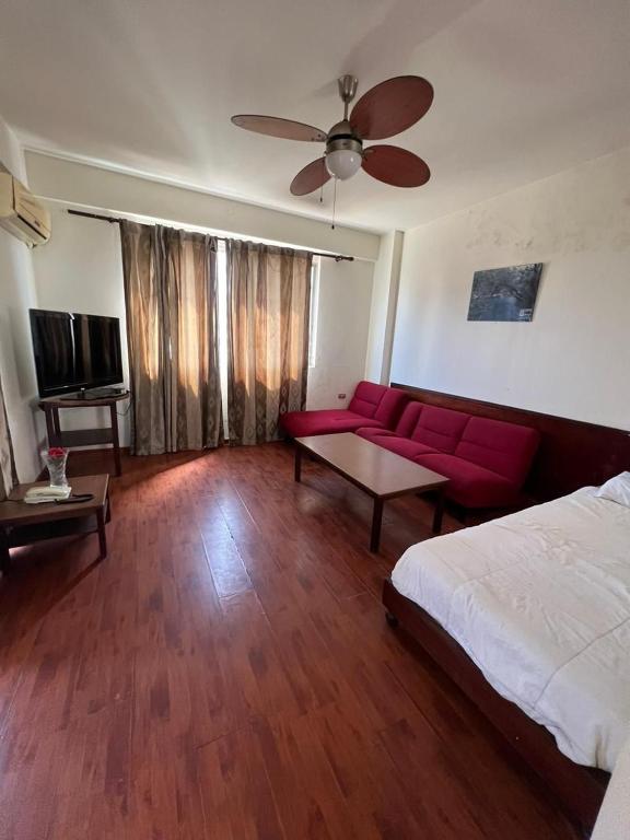 TV a/nebo společenská místnost v ubytování Rawche Universal Apartments