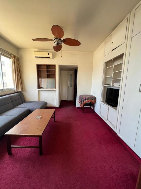 TV a/nebo společenská místnost v ubytování Rawche Universal Apartments