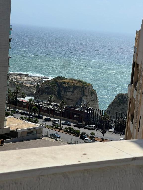 vista sull'oceano da un edificio di Rawche 30 Apartments a Beirut