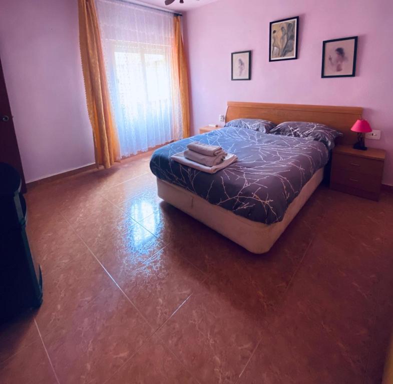1 dormitorio con 1 cama con edredón azul en Completa y Amplia Habitación a 10 minutos de la playa Casa Compartida en Algaida