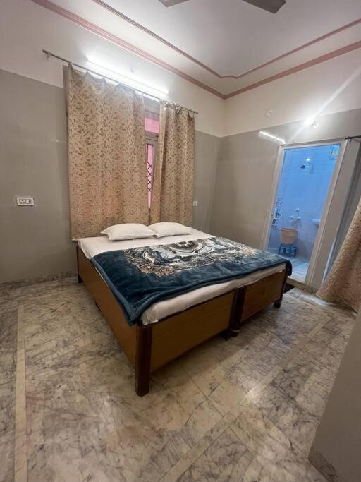 Fotografie z fotogalerie ubytování Devotee Apartment Behind Iskcon. v destinaci Vrindavan