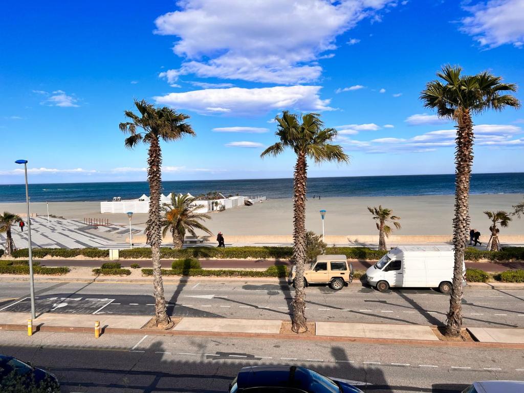 - un parking avec des palmiers et la plage dans l'établissement EDEN ROC, à Canet