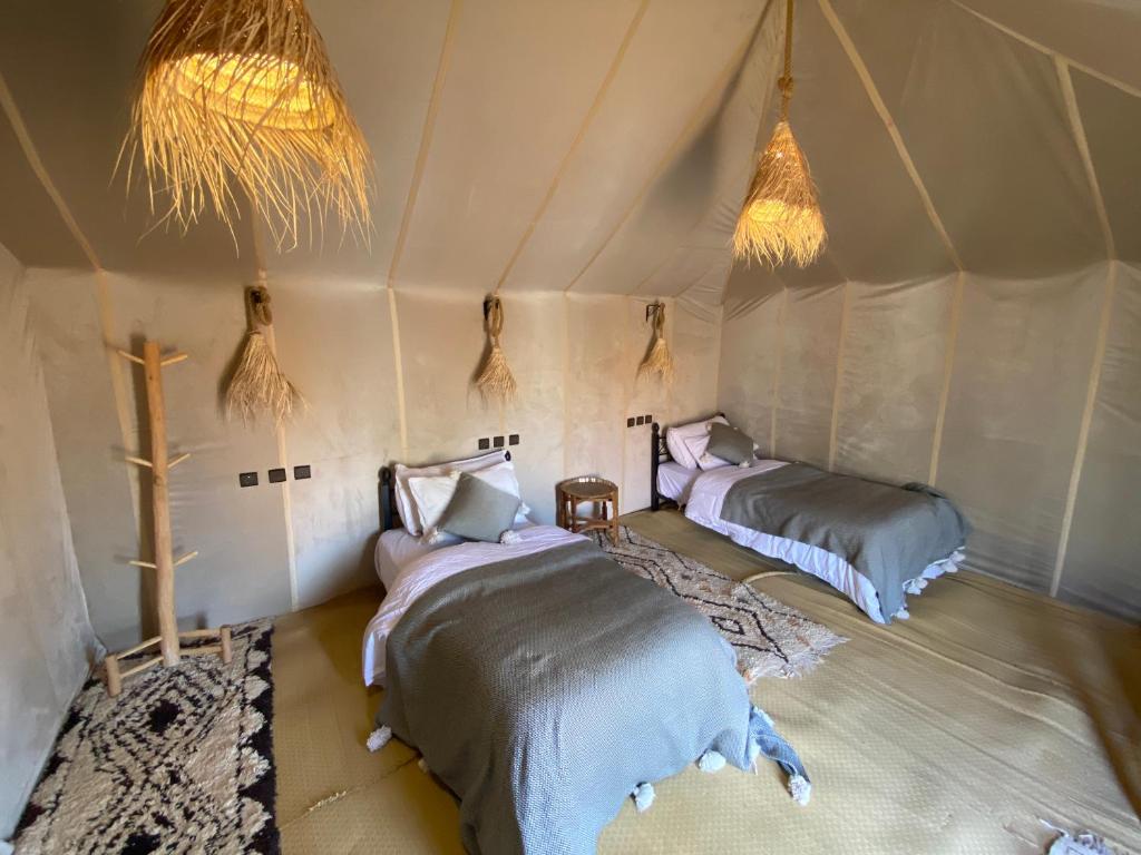 Postel nebo postele na pokoji v ubytování Merzouga Luxury Sahara Camps