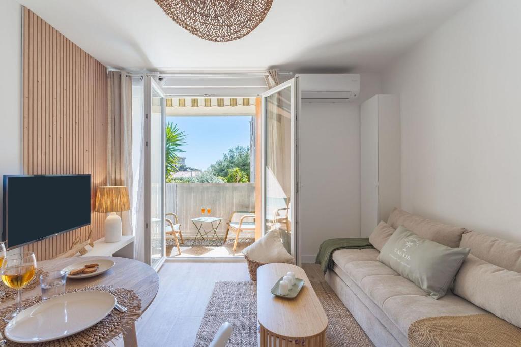 un salon avec un canapé et une table dans l'établissement Appartement avec balcon - Cassis Centre, à Cassis