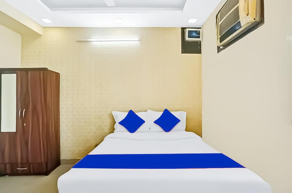 Un pat sau paturi într-o cameră la Hotel welcome