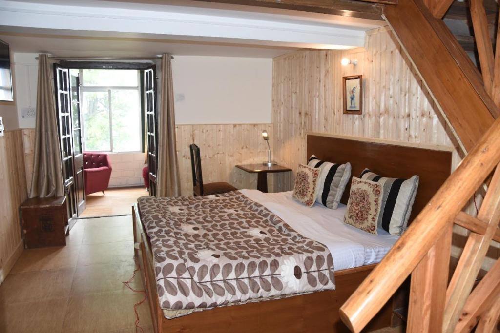 1 dormitorio con 1 cama grande en una habitación en Mi Casa Inn en Mussoorie
