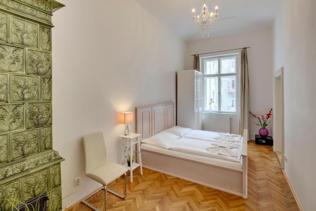 Postel nebo postele na pokoji v ubytování Old Town Square Apartments