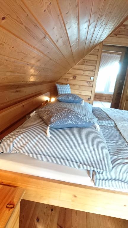 Cama en habitación con techo de madera en Ahoi, en Wiek auf Rügen