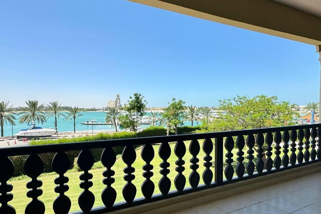 Balkón nebo terasa v ubytování Marina Views Al Hamra Village