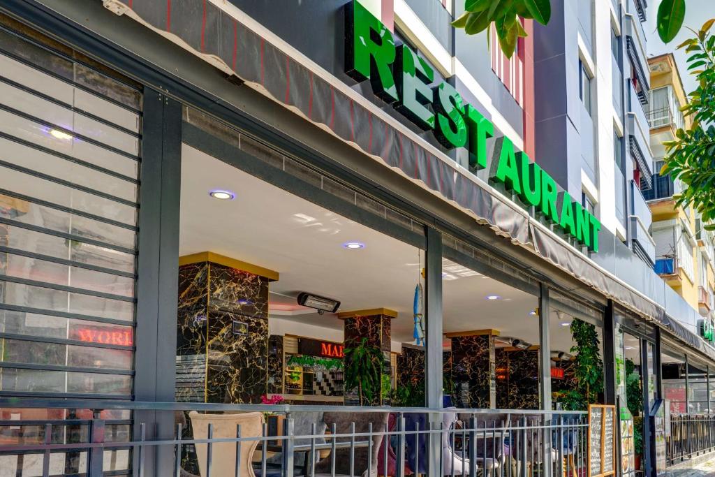 Supermarket nebo jiné obchody v  hotelu nebo okolí