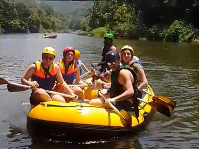 un grupo de personas en una balsa en un río en kithulgala Green Rafting Hotel en Kitulgala