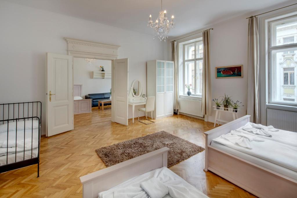 Postel nebo postele na pokoji v ubytování Old Town Square Apartments