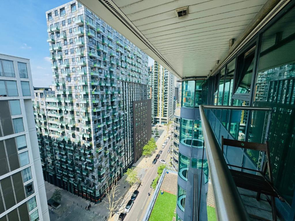 Balcony o terrace sa Modern 2bed 2bath apartment Canary Wharf - upto 5 person