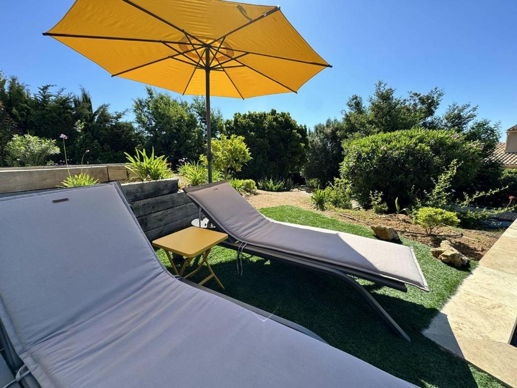 Vonkajšia záhrada v ubytovaní Villa de Luxe Rénovée avec Piscine, 4 Chambres, à 5 Minutes de la Plage - FR-1-726-25