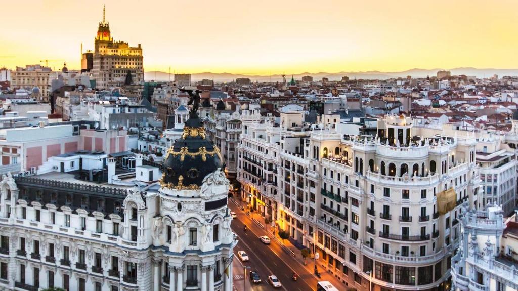 Blick auf eine Stadt mit Gebäuden und Verkehr in der Unterkunft Habitación Callao in Madrid