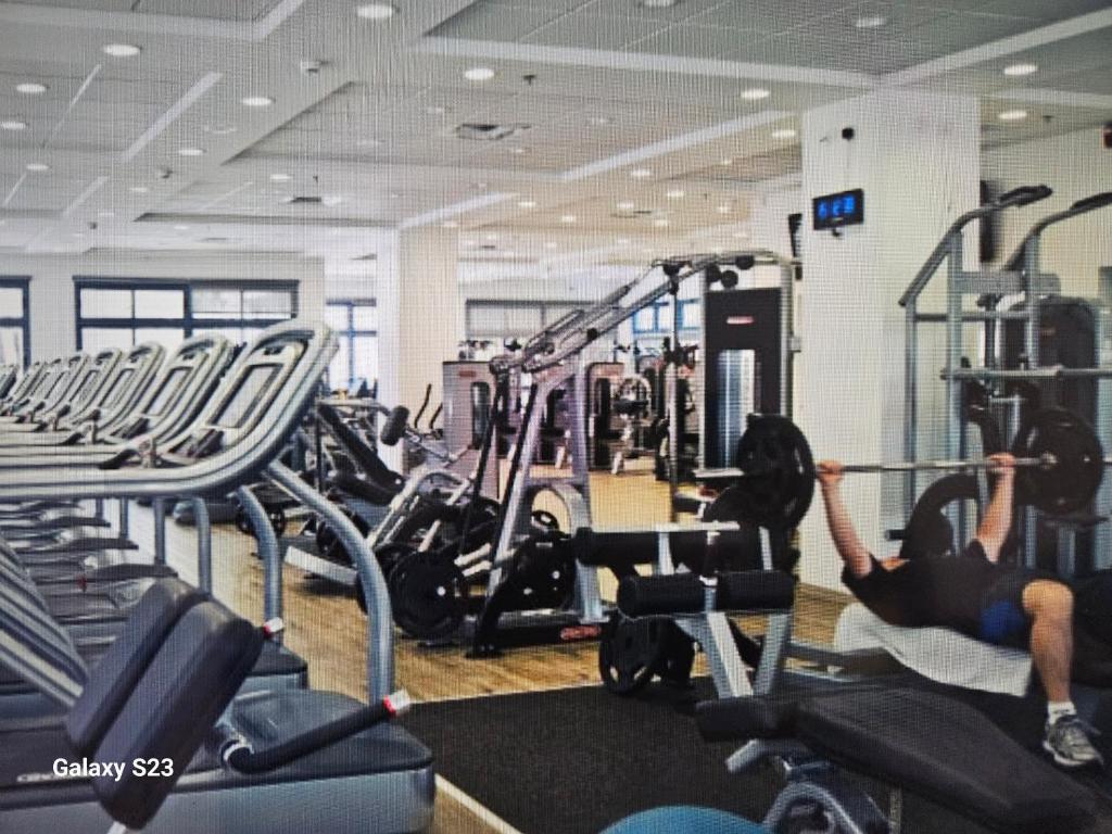 Fitness centrum a/nebo fitness zařízení v ubytování COOL PLACE" AT RAMAT GAN" - חדרים delux - לובי עם כורסת עיסוי מקצועית יוקרתית, חינם - רחבת חניית רכבים בסמוך, חינם - קרוב למכללת ר"ג - בי"ח "שיבא" תל השומר - אונ' "בר אילן"