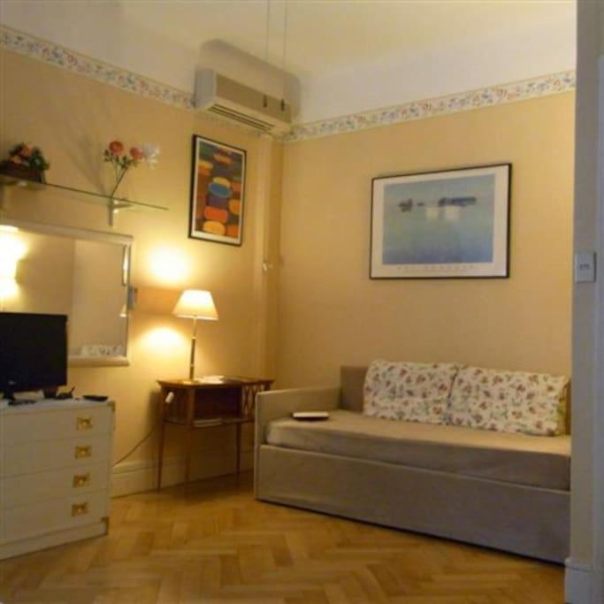 un salon avec un canapé et une télévision dans l'établissement Smart AC apartament close sea downtown Great Stay, à Nice