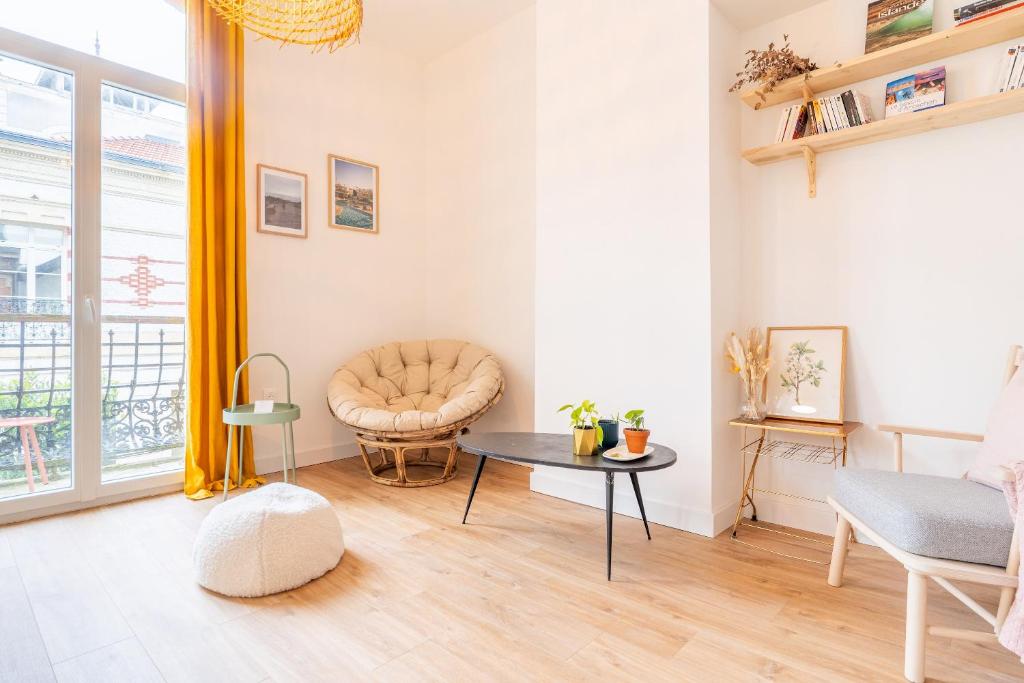 Ruang duduk di L'Atypique - Appt à 150m de la plage