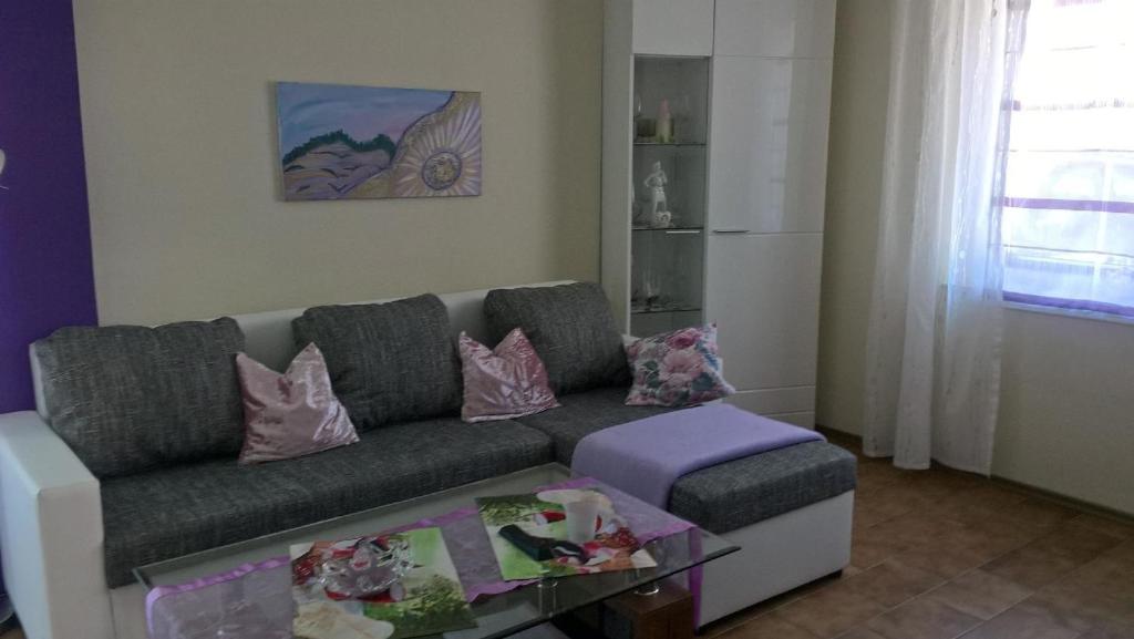 sala de estar con sofá y mesa en Ferienwohnung Romantic, en Bad Kissingen