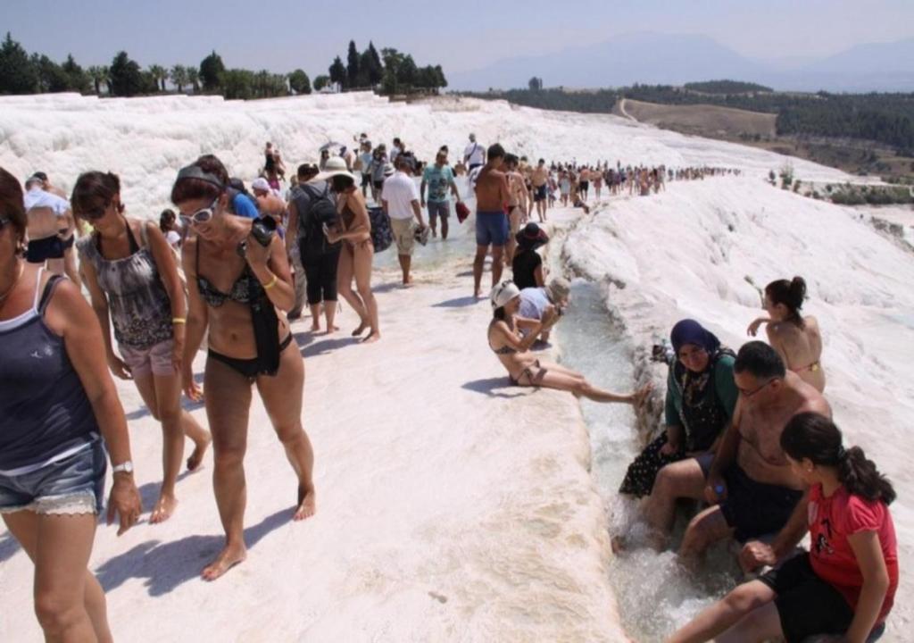 duża grupa ludzi na piasku w obiekcie Oskar Thermal Hotel w mieście Pamukkale