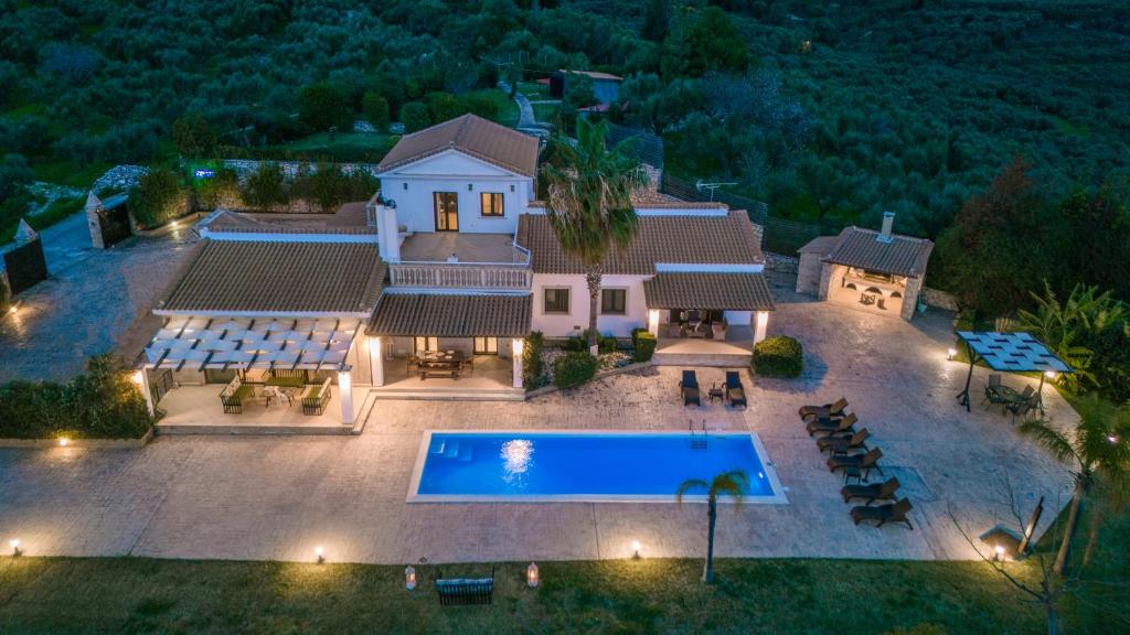 z góry widok na dom z basenem w obiekcie Astarte Villas - The Villa in Olive Grove w mieście Lagópodhon