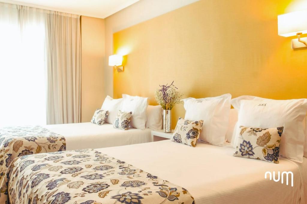 Postel nebo postele na pokoji v ubytování Num Hotel