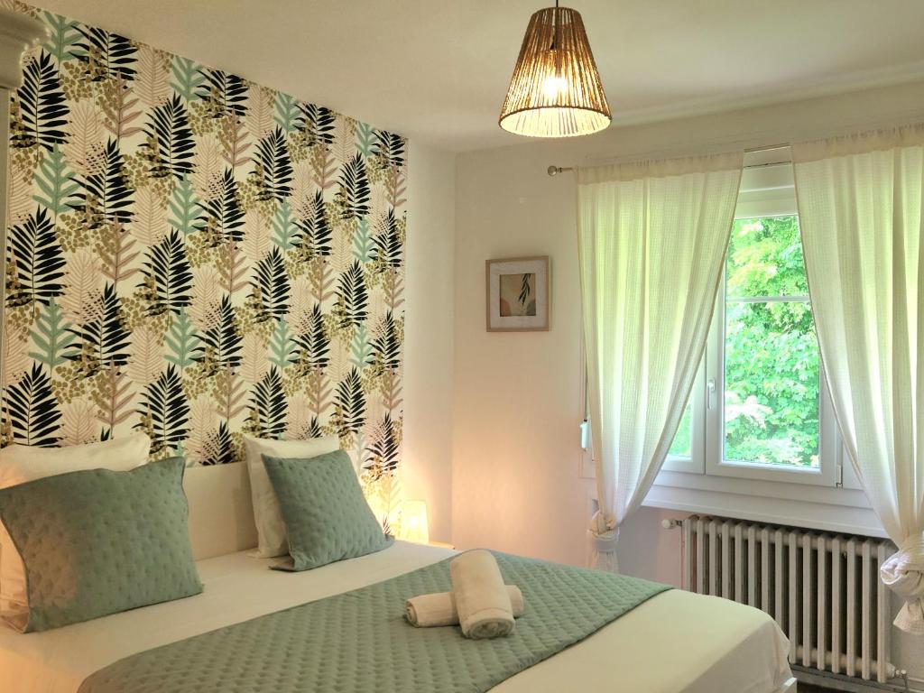 sypialnia z łóżkiem i oknem w obiekcie Le Grand Cerf 