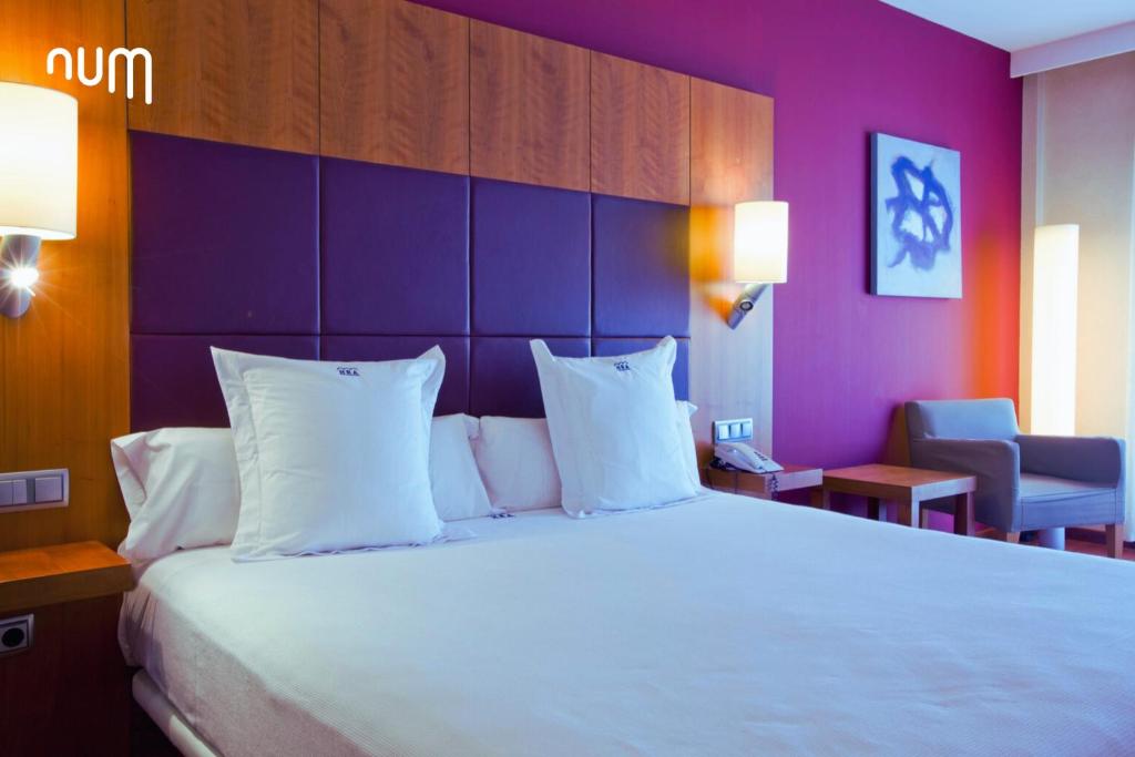 Postel nebo postele na pokoji v ubytování Num Hotel