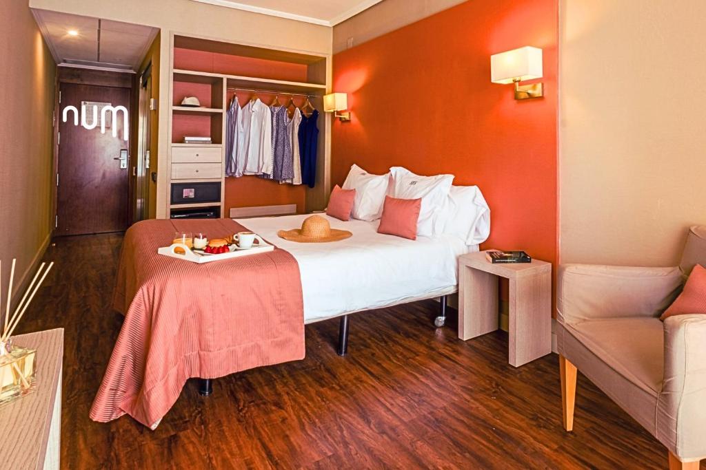 Postel nebo postele na pokoji v ubytování Num Hotel