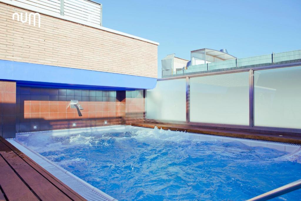 Bazén v ubytování Num Hotel nebo v jeho okolí