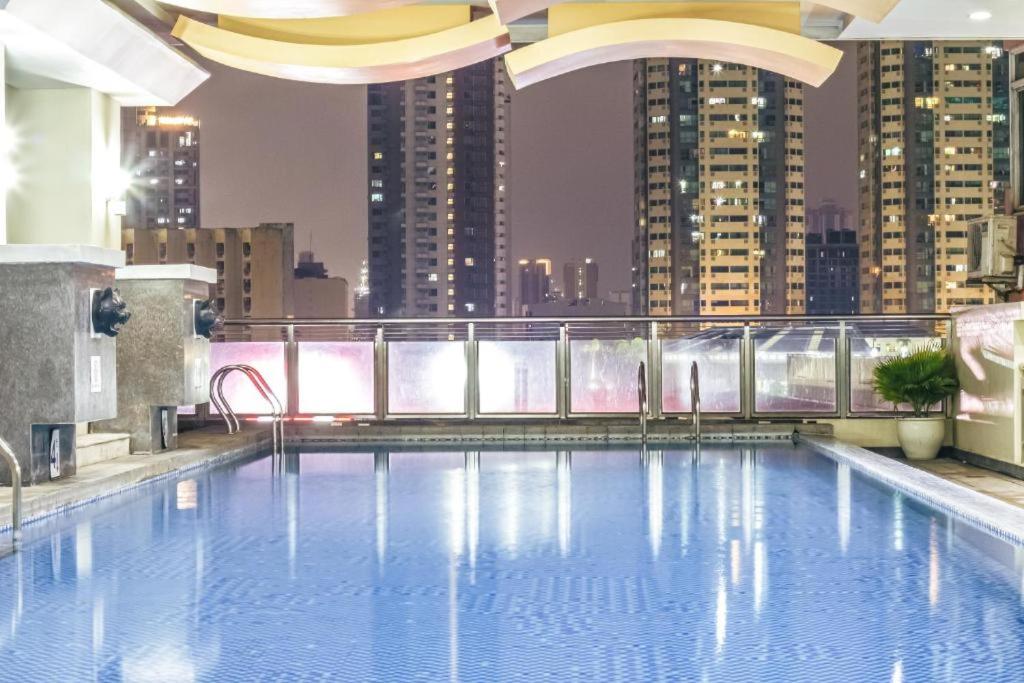 Kolam renang di atau dekat dengan Birch Tower