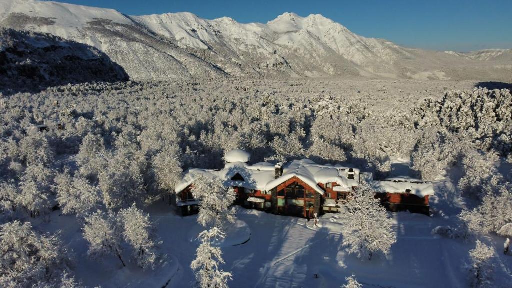 eine Luftansicht eines schneebedeckten Hauses in der Unterkunft Rocanegra Mountain Lodge in Las Trancas