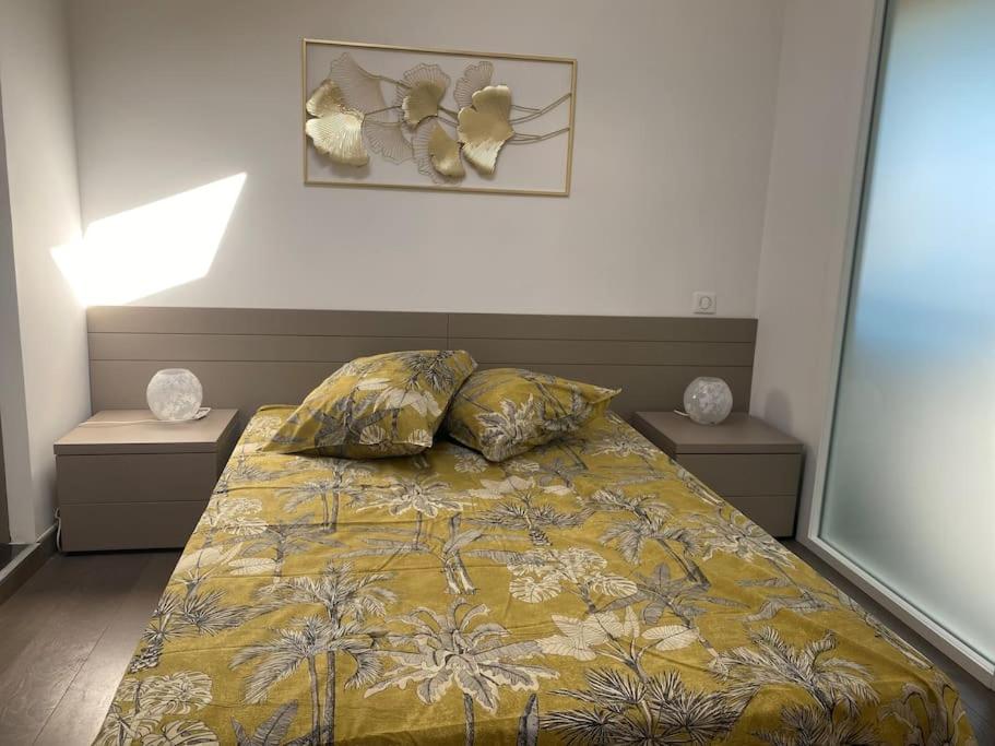 - une chambre avec un lit doté d'une couverture jaune et d'oreillers dans l'établissement VILLA STELLA 2 Tropez, à Saint-Tropez